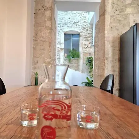 Le Saint Baudile 80m2 Centre Ville, Parking, Vue Sur Eglise Apartamento