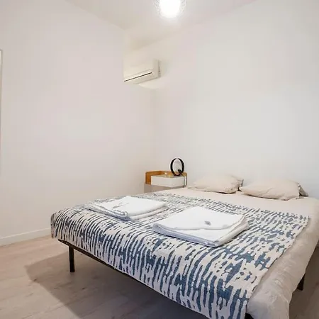 Le Saint Baudile 80m2 Centre Ville, Parking, Vue Sur Eglise Apartamento